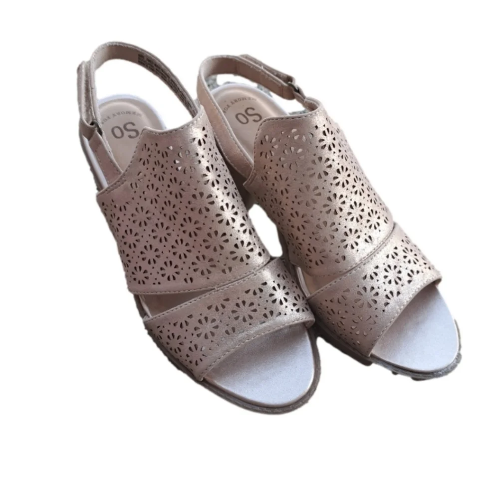 𝅺SO Sparkly Gold Sandals Kids Size  3